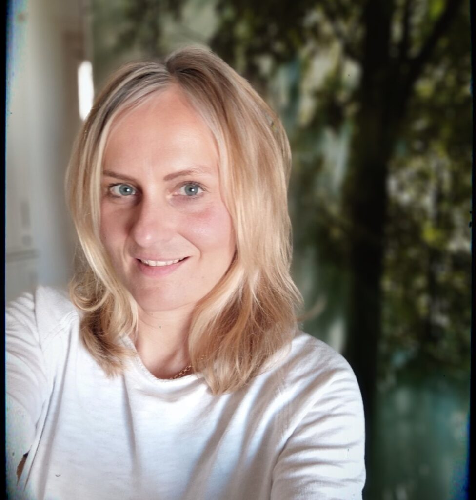 Antje, lächelnd