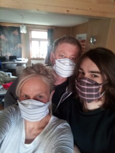 drei Personen mit selbst genähten Masken