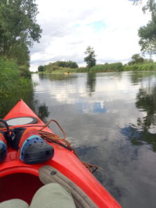Kajak auf dem Elde-Kanal, obendrauf liegt ein optimaler Kunststoffschuh