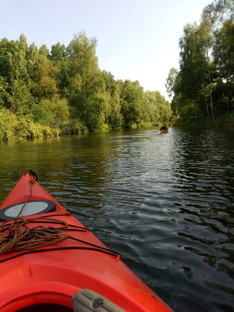 rotes Kajak auf dem Elde-Kanal