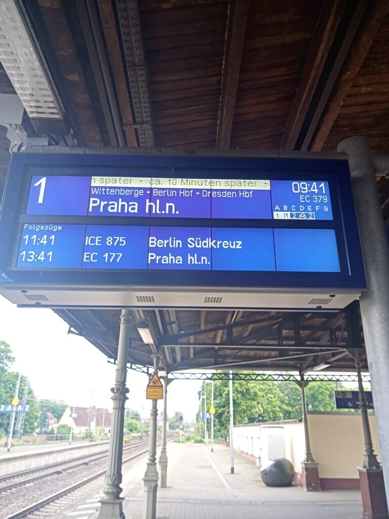 Anzeige am Bahnhof, Zug hat 10 min Verspätung