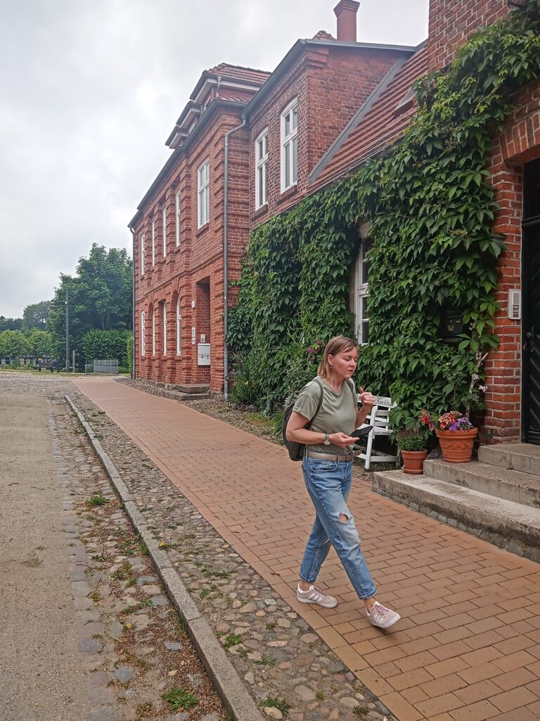 Frau auf Bürgersteig in Ludwigslust