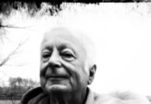alter weißer Mann, grimmiger Blick