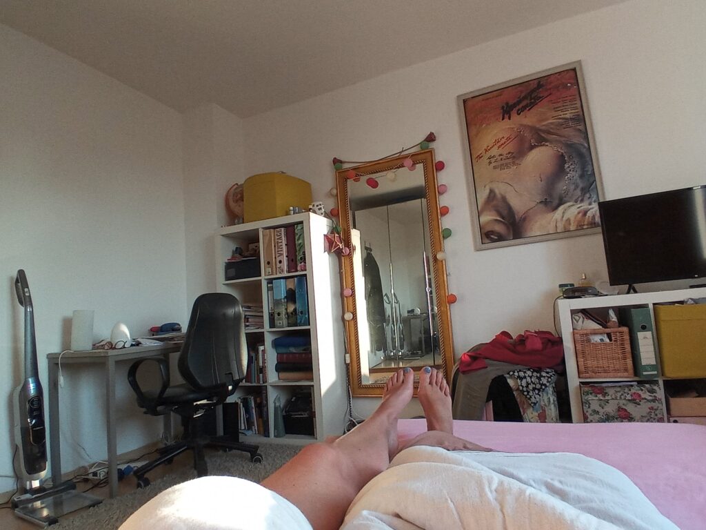 Beine im Bett liegend