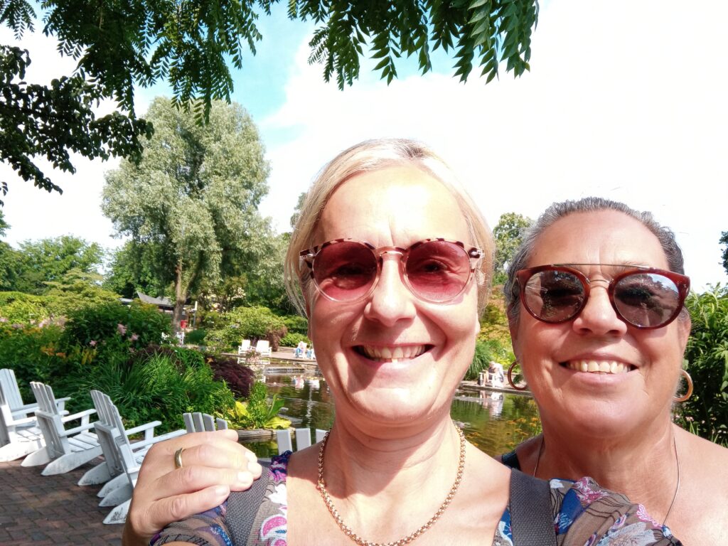zwei lachende Frauen mit Sonnebrille