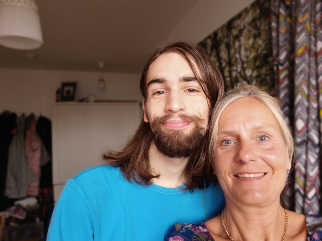 Mutter und erwachsener Sohn
