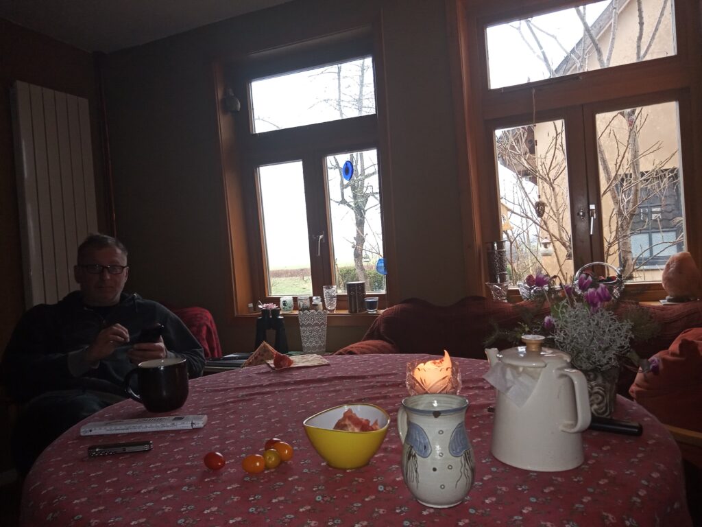 Tisch mit Kerze und Teekanne
